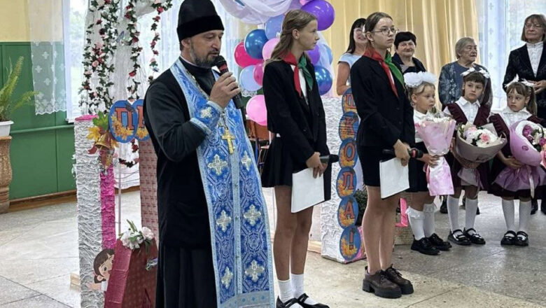 ИЕРЕЙ АНДРЕЙ КОЛОСЕЙ ПРИНЯЛ УЧАСТИЕ В ТОРЖЕСТВЕННОЙ ЛИНЕЙКЕ В БЕЛИЧСКОЙ СРЕДНЕЙ ШКОЛЕ СЛУЦКОГО РАЙОНА
