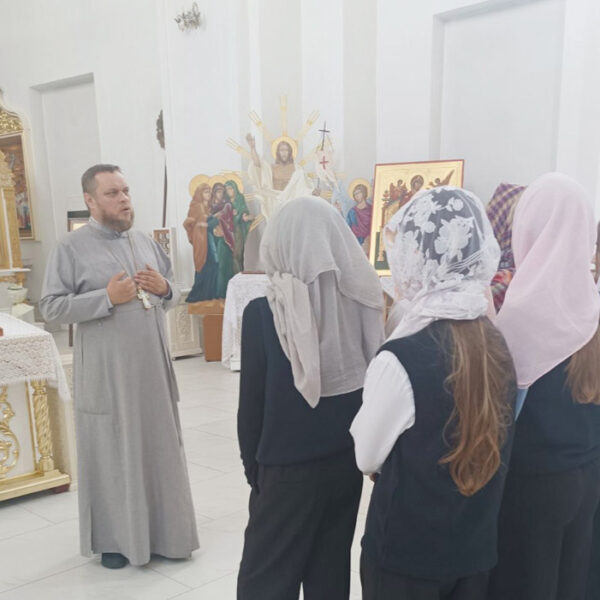 ИЕРЕЙ АНДРЕЙ ЕВШЕЛЬ ПРОВЁЛ ЭКСКУРСИЮ ДЛЯ ШКОЛЬНИКОВ В ХРАМЕ ВОСКРЕСЕНИЯ ХРИСТОВА Г.КЛЕЦКА