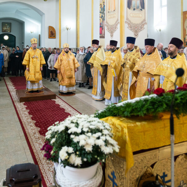 В ПРЕДПРАЗДНСТВО ВОЗДВИЖЕНИЯ ПАТРИАРШИЙ ЭКЗАРХ ВОЗГЛАВИЛ ТОРЖЕСТВА ПО СЛУЧАЮ 10-ЛЕТИЯ ВЕЛИКОГО ОСВЯЩЕНИЯ ХРАМА ВОЗНЕСЕНИЯ ГОСПОДНЯ Г.НЕСВИЖА